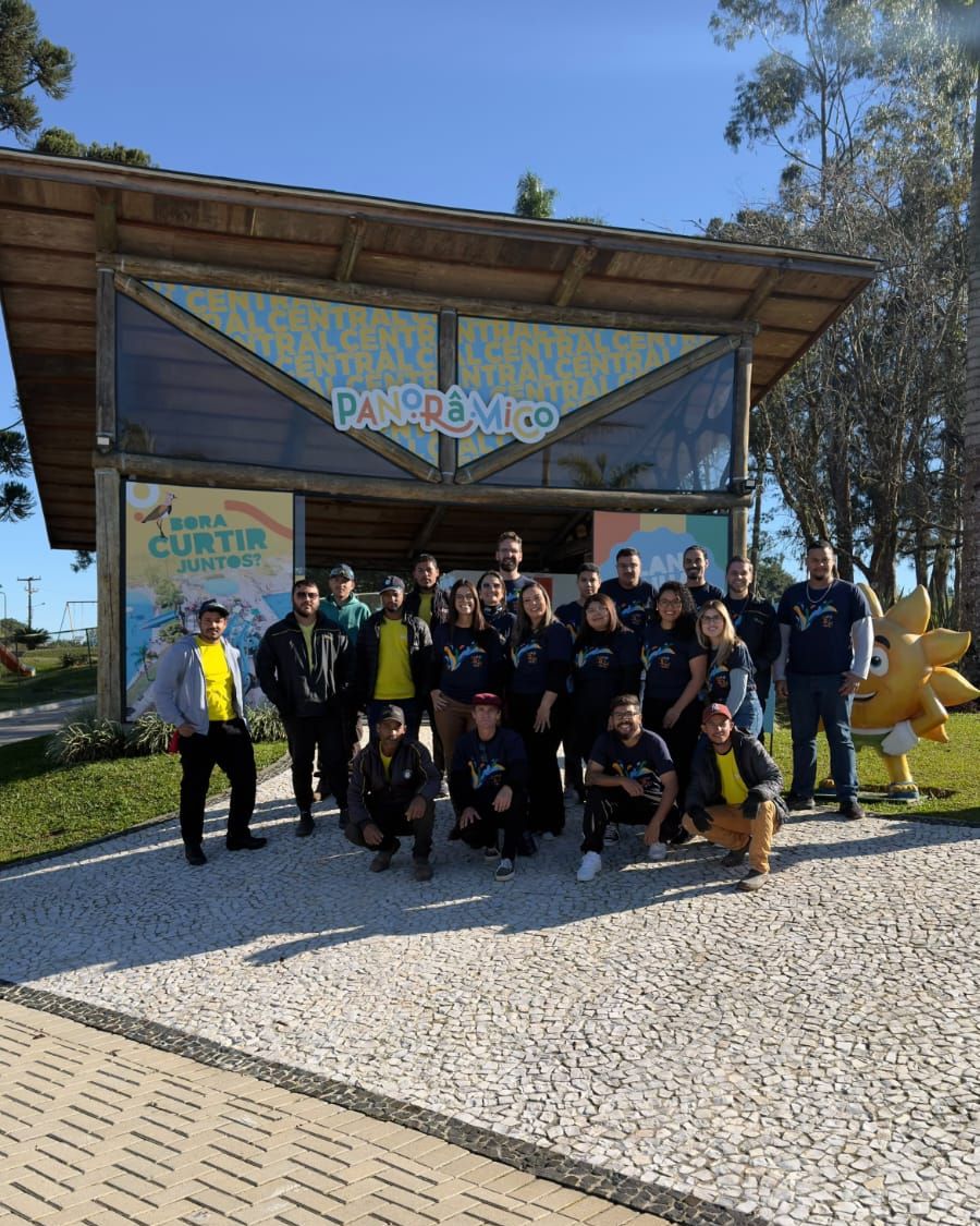Equipe do Panorâmico reunida na entrada do parque